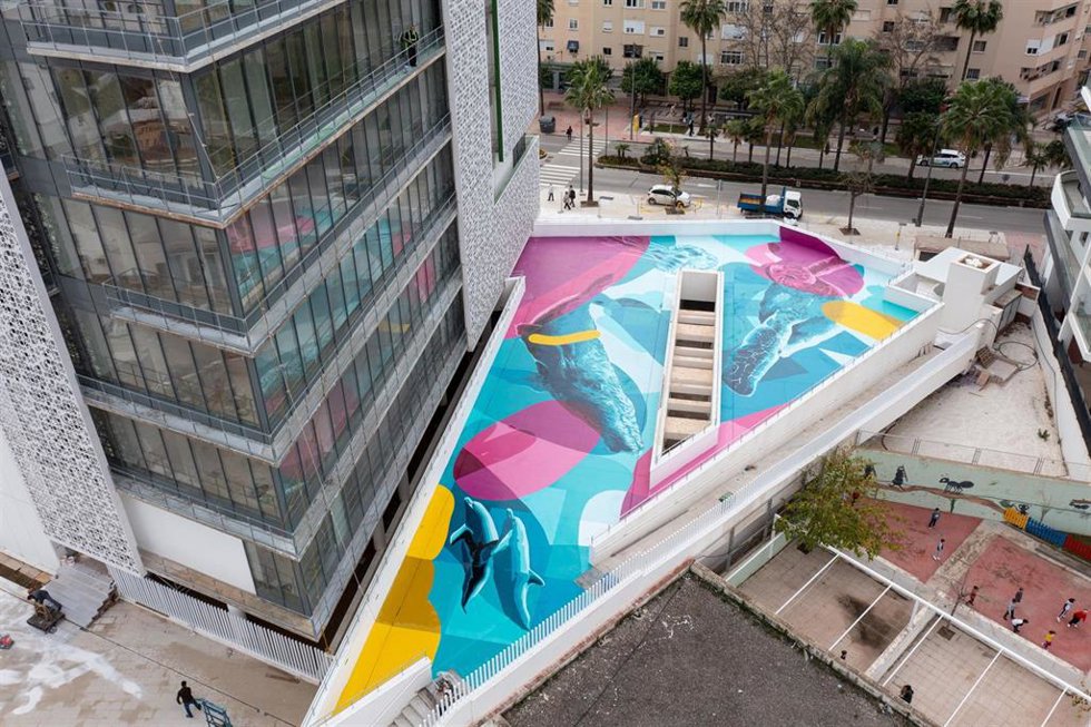 La obra 'Profundo', que ocupa una superficie de 700 metros cuadrados, nuevo mural artístico que está ubicado en la plaza pública de Estepona (Málaga) junto al nuevo edificio consistorial
