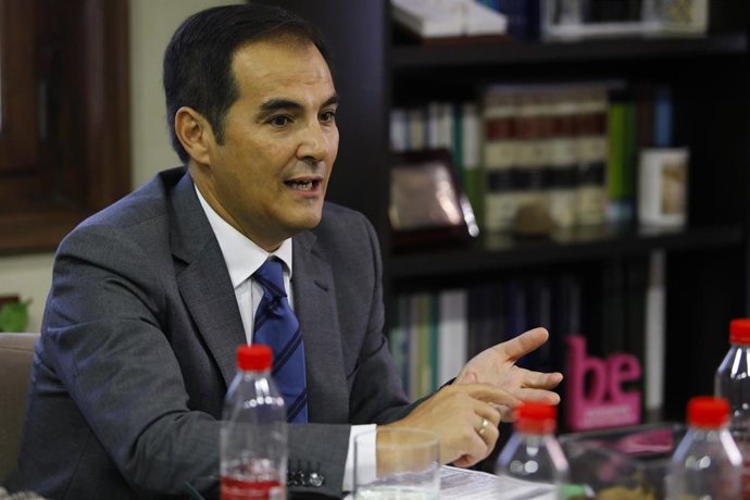 Archivo - El consejero de Justicia, José Antonio Nieto, en una visita anterior a Granada