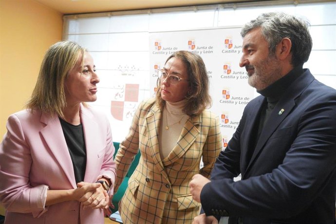 La consejera de Infraestructura y Movilidad de Galicia, Ethel Vázquez (i); la consejera de Movilidad y Transformación Digital de Castilla y León, María González; y el consejero de Medio Rural y Cohesión Territorial de Asturias, Alejandro Calvo.