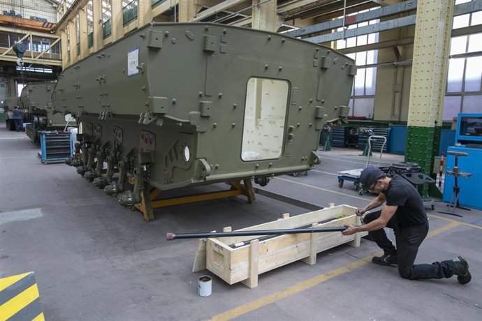 Archivo - Operarios trabajando en una fábrica