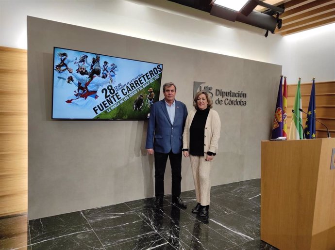 La delegada de Cultura de la Diputación de Córdoba, Salud Navajas, en la presentación 'La danza de los Locos' y 'El Baile del Oso' de Fuente Carreteros.