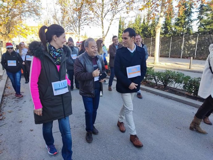 Imagen de la caminata en la que han participado unas 400 personas