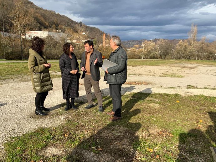 De izquierda a derecha, la concejala de Igualdad, Pueblos y Empleo, Jacoba García; la consejera de Derechos Sociales y Bienestar, Melania Álvarez; el alcalde de Laviana, Julio García; y el director general de Vivienda, Fermín Bravo.