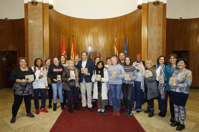 El Ayuntamiento felicita la Navidad a entidades sociales con 600 postales elaboradas por mujeres del albergue