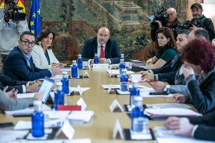 El Vicepresidente De Castilla-La Mancha, José Luis Martínez Guijarro, Preside En El Palacio De Fuensalida, La Reunión Del Consejo De Diálogo Social, Donde Estará Acompañado Por La Consejera De Economía, Empresas Y Empleo, Patricia Franco.