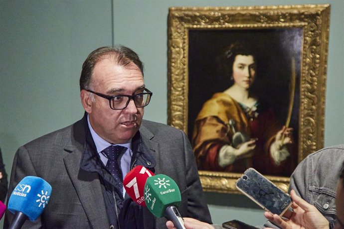 El consejero de Turismo, Cultura y Deporte de la Junta de Andalucía, Arturo Bernal, atiende a los medios de comunicación durante la presentación de la obra 'Santa Catalina de Alejandría', de Bartolomé Esteban Murillo, en el Museo de Bellas Artes.