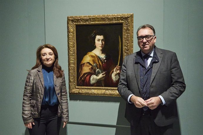 El consejero de Turismo, Cultura y Deporte de la Junta de Andalucía, Arturo Bernal, (d) posa junto a la directora del Museo de Bellas Artes, Valme Muñoz, (d) durante la presentación de la obra 'Santa Catalina de Alejandría' de Bartolomé Esteban Murillo