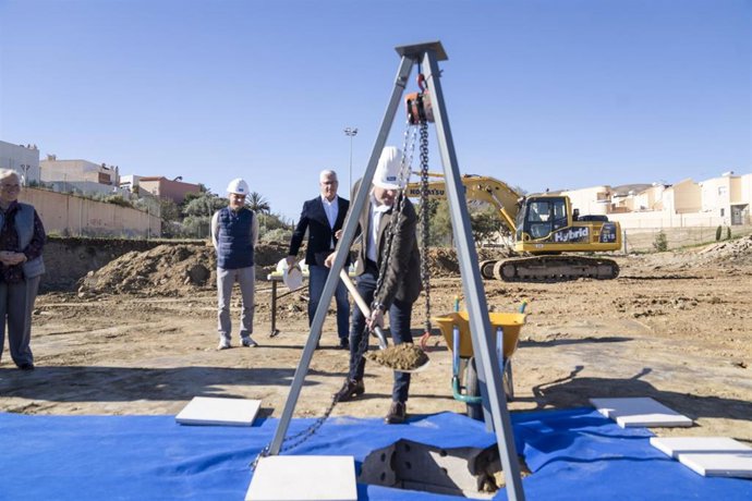 Ismael Torres coloca la primera piedra