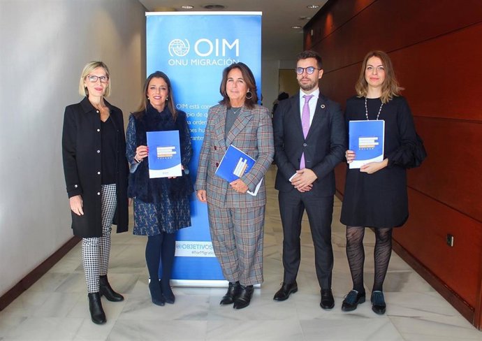 La concejala del Ayuntamiento de Málaga, Mar Torres, junto a la jefa de Misión de la Organización Internacional para las Migraciones, María Jesús Herrera, ha presentado este lunes el Informe Final de Indicadores de Gobernanza de la Migración.