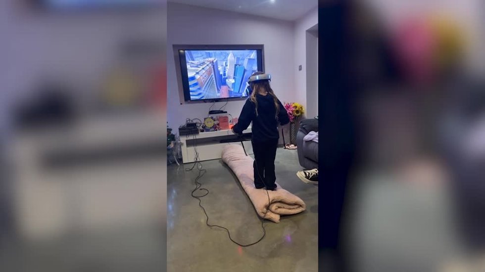 Esta niña juega a un juego de realidad virtual y deja esta graciosa escena