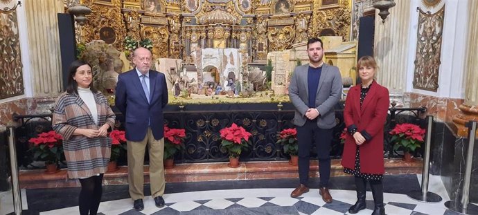 Villalobos visita el Belén que la Diputación expone en la Iglesia de San Luis.