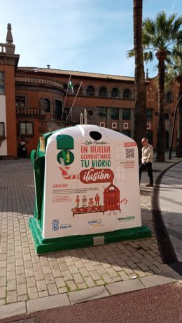 El Ayuntamiento de Huelva y Ecovidrio ponen en marcha la campaña 'En Huelva convertimos tu vidrio en ilusión'.