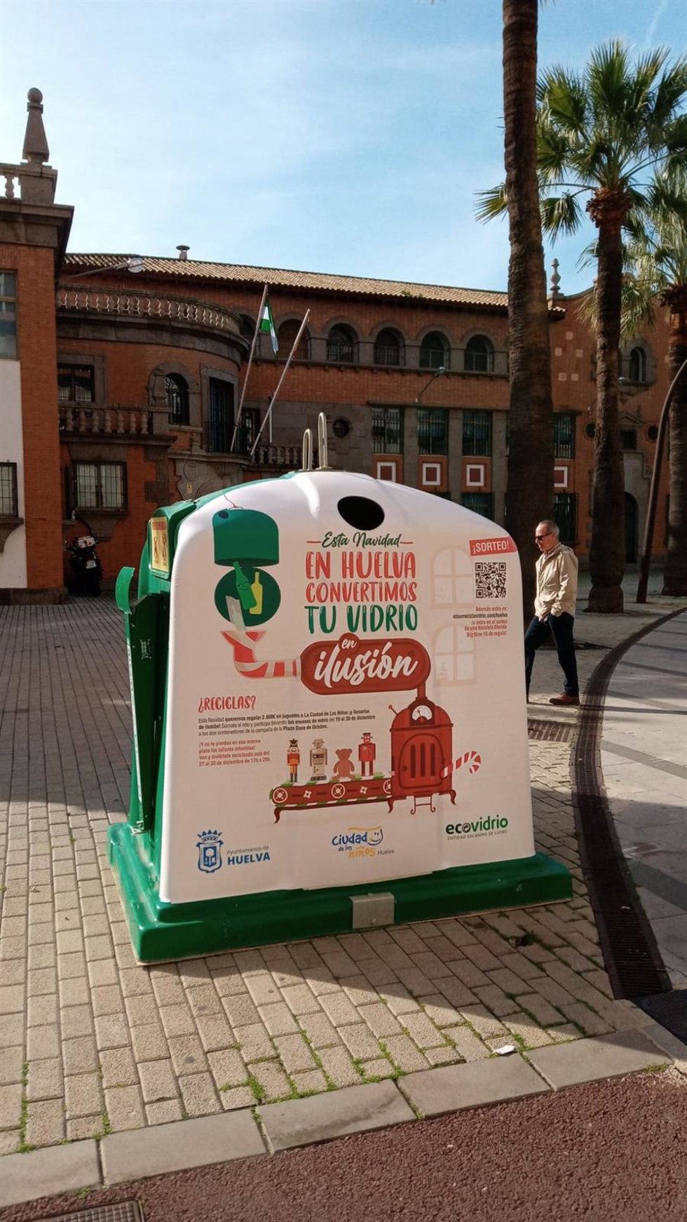 El Ayuntamiento de Huelva y Ecovidrio ponen en marcha la campaña 'En Huelva convertimos tu vidrio en ilusión'.