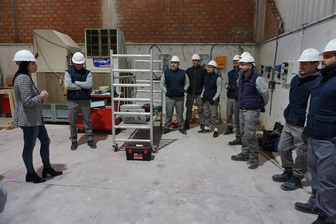 Gálvez (izda.), durante la visita a uno de los cursos de formación.