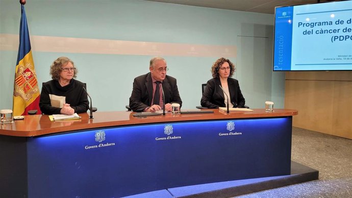 Rosa Vidal, Albert Font y Montserrat Puig en la presentación del programa