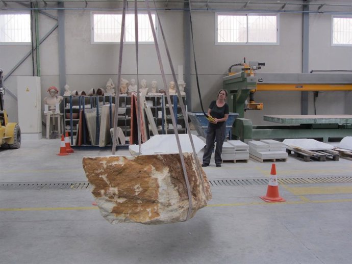 Una alumna realiza unas prácticas en la EMA.