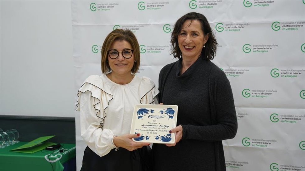 La Universidad San Jorge recibe la distinción de 'Voluntaria de honor', otorgada por la Asociación Española contra el Cáncer (AECC) en Zaragoza.