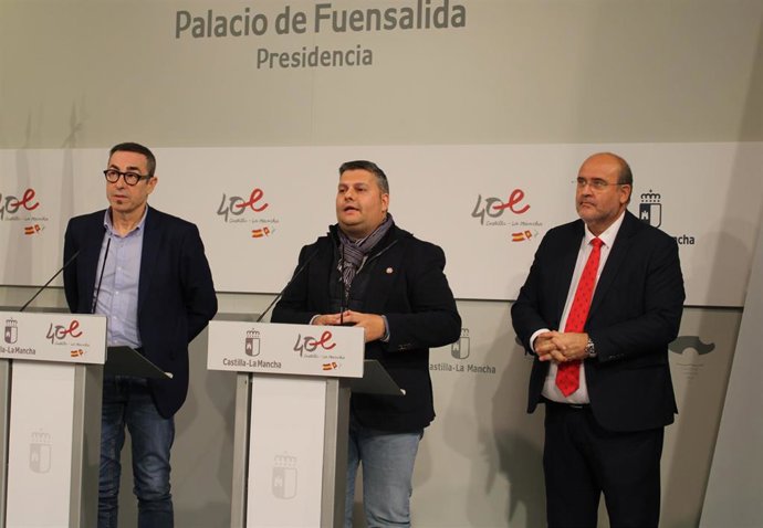 El secretario regional de UGT, Luis Manuel Monforte, el de CCOO, Paco de la Rosa, y el vicepresidente regional, José Luis Martínez Guijarro, en rueda de prensa.