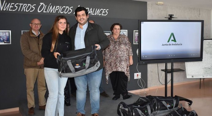 Entrega de equipaciones oficiales a los alumnos del Centro de Tecnificación Deportiva de Vela Bahía de Cádiz.