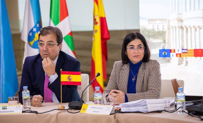 El presidente de la Junta de Extremdura, Guillermo Fernández Vara y la ministra de Sanidad, Carolina Darias, durante la reunión presencial del pleno del Consejo Interterritorial del Sistema Nacional de Salud (CISNS), en la sede de la Asamblea de Extrema