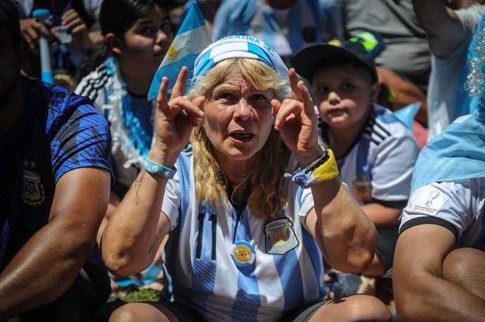 Miles de argentinos miran la final del Mundial Qatar 2022 contra Francia, en las pantallas gigantes del Fan Fest de la Plaza Seeber. Licencia editorial válida solo para España y 3 MESES a partir de la fecha de la imagen, luego bórrala de tu archivo. Par