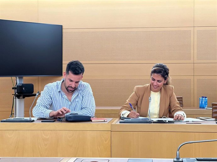 Archivo - La directora insular de Turismo del Cabildo de Tenerife, Laura Castro, y el director insular de Planificación del Territorio y Patrimonio Histórico, Emilio Fariña