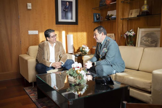 El presidente del Cabildo de Tenerife, Pedro Martín, recibe en el Palacio Insular al nuevo general jefe de la Guardia Civil en Canarias, Juan Hernández Mosquera