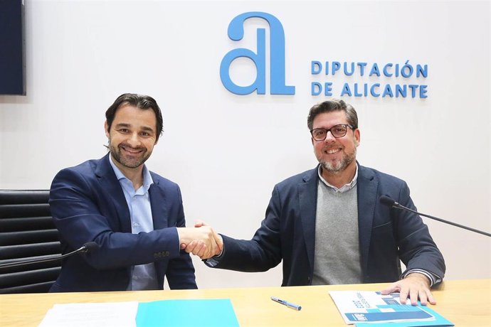 El diputado de Presidencia y Economía, Eduardo Dolón,y el de Infraestructuras y Asistencia a Municipios, Javier Gutiérrez, de la Diputación de Alicante.