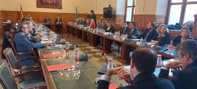 El consejero de Justicia, Administración Pública y Función Pública, José Antonio Nieto, y el presidente del Tribunal Superior de Justicia de Andalucía, Lorenzo del Río, en la tradicional reunión de final de año del Pleno de la Sala de Gobierno del TSJA.