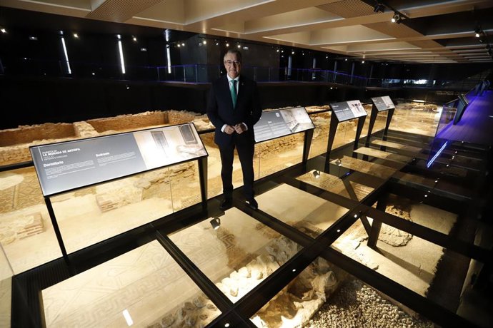 El alcalde de El Rincón de la Victoria, Francisco Salado, inaugura la villa romana de Antiopa y de su colección museográfica.