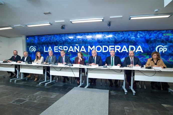 (I-D) El portavoz del Grupo Popular en el Senado, Javier Maroto; el vicesecretario de Economía del PP, Juan Bravo; la vicesecretaría de Políticas Sociales del PP, Carmen Navarro; el coordinador general del PP, Elías Bendodo; el presidente del Partido Po