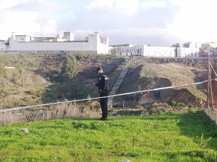 Un agente de la Policía, en la zona donde se ha hallado el cadáver de un niño de ocho años que había desaparecido en un barrio de Ceuta horas antes
