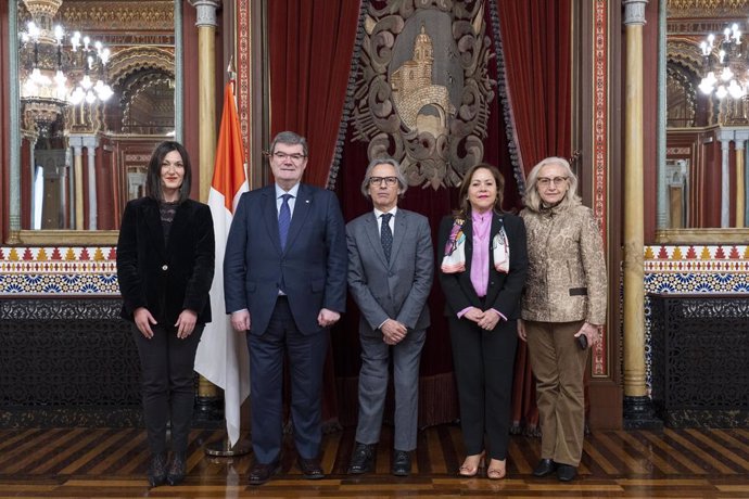 Encuentro entre el alcalde de Bilbao, Juan Mari Aburto, y el nuevo embajador de Colombia, Eduardo Ávila Navarrete, en Bilbao