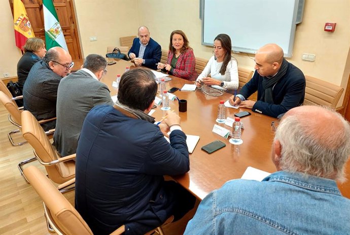 La consejera Carmen Crespo se reúne con representantes del sector pesquero en Almería.