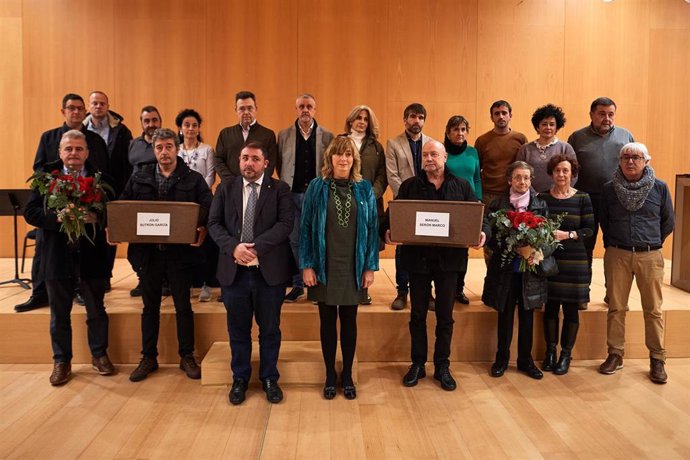 La consejera Ana Ollo, en el centro, junto al presidente del Parlamento, Unai Uhalde, y familiares de Julio Butrón García y Manuel Serón Marco.