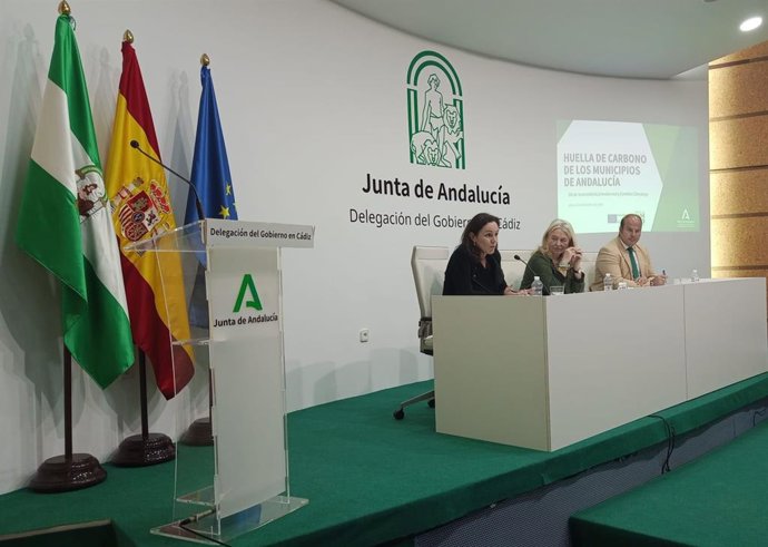 La delegada del Gobierno andaluz, Mercedes Colombo, la directora general de Sostenibilidad Ambiental y Cambio Climático, María López, y el delegado Oscar Curtido presentan la herramienta Huella de carbono en Cádiz