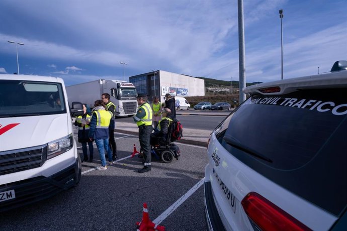 Imagen de la campaña de Adacen y de la Guardia Civil, junto a la Jefatura de Tráfico.