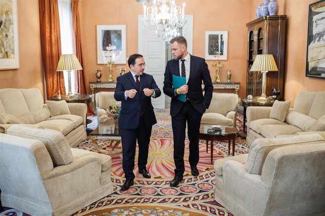 El ministro de Asuntos Exteriores, Unión Europea y Cooperación, José Manuel Albares (i) y el ministro de Asuntos Exteriores de la República de Lituania, Gabrielius Landsbergis