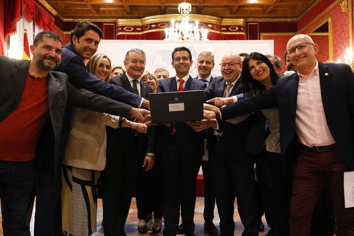 Archivo - Representantes institucionales presionando el botón para mandar la presentación telemática de la candidatura de Granada a la Aesia. ARCHIVO.