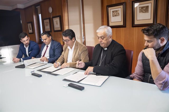 El presidente del Cabildo de Tenerife, Pedro Martín, firma el convenio con el alcalde de Güímar, Gustavo Pérez, y el obispo de Tenerife, Bernardo Álvarez, para la ejecución de los trabajos de restauración de la Ermita de El Socorro