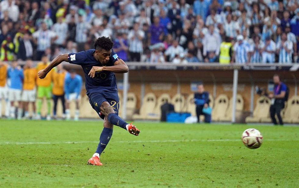 El extremo francés Kingsley Coman lanza su penalti en la tanda de penaltis de la final del Mundial de Catar. 