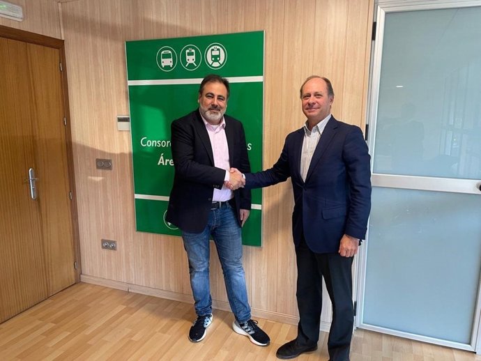 El primer teniente de alcalde y delegado de Urbanismo del Ayuntamiento de Bormujos (Sevilla), Manuel Romero Cárdenas, y el director del Consorcio de Transportes, Juan Carlos García.