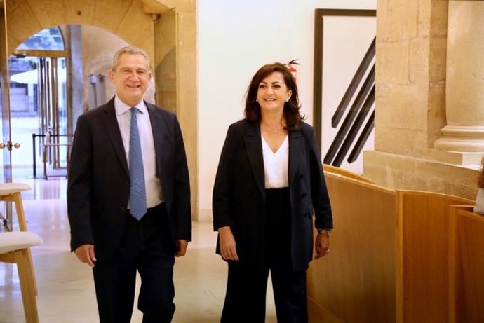 Archivo - El consejero de Hacienda, Celso González,  con la presidenta del Gobierno, Concha Andreu