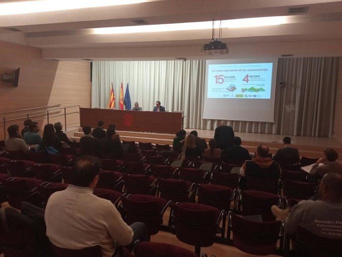 El Govern presenta 19 millones en ayudas a solarización y movilidad compartida y expone modelos de éxito.