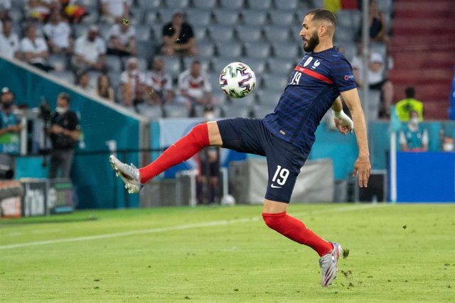 Archivo - El delantero Karim Benzema durante un partido con Francia.