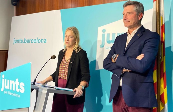 La presidenta de Junts en Barcelona, Neus Munté, junto al portavoz de la formación, Jordi Martí, en rueda de prensa.