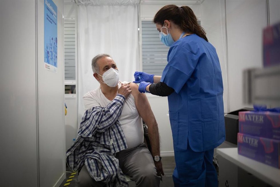 Archivo - Una sanitaria vacuna a un hombre en el circuito de vacunación de Fira de Barcelona en una imagen de archivo.