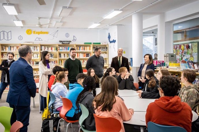 El delegado de Desarrollo Educativo visita el IES Aguadulce.