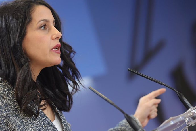 La presidenta de Cs, Inés Arrimadas, ofrece una rueda de prensa sobre actualidad política, en el Congreso de los Diputados.