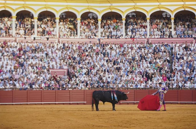 Archivo - Detalle de la Maestranza llena tras la venta de todas las localidades durante la quinta corrida de abono de la temporada de toros en la Real Maestranza de Caballería de Sevilla, a 29 de abril de 2022 en Sevilla (Andalucía, España)